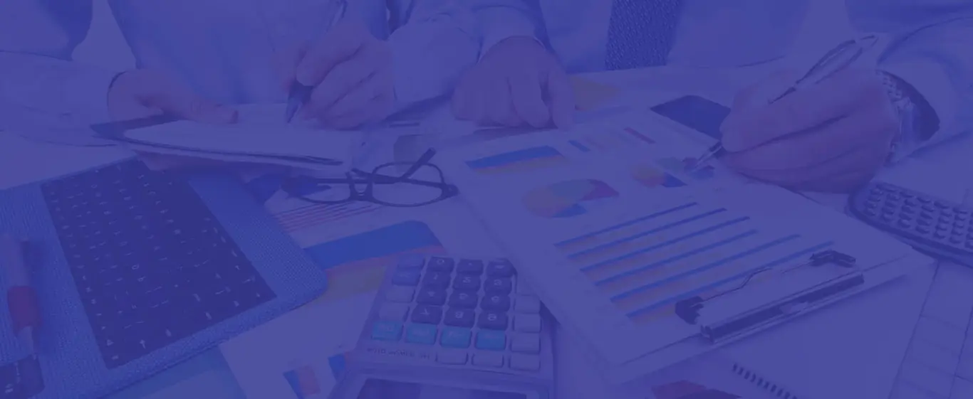 Consultores empresariais analisando gráficos e relatórios financeiros