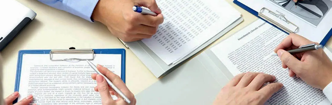 Consultores empresariais em Piracicaba analisando documentos e contratos